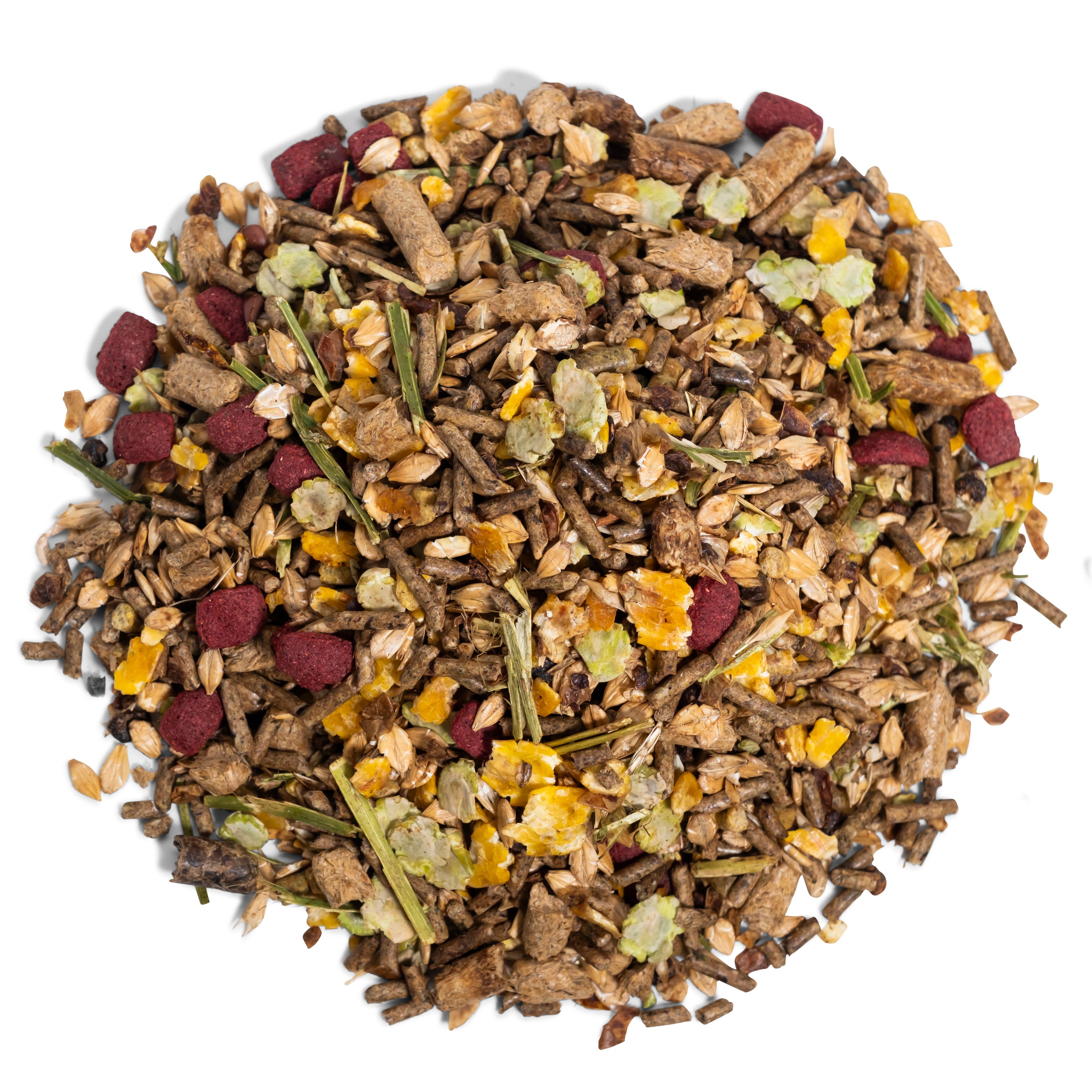 Nahaufnahme von Müsli. Verschiedene Zutaten: Getreide, Kräuter, rote Stücke. Auf weißem Hintergrund.