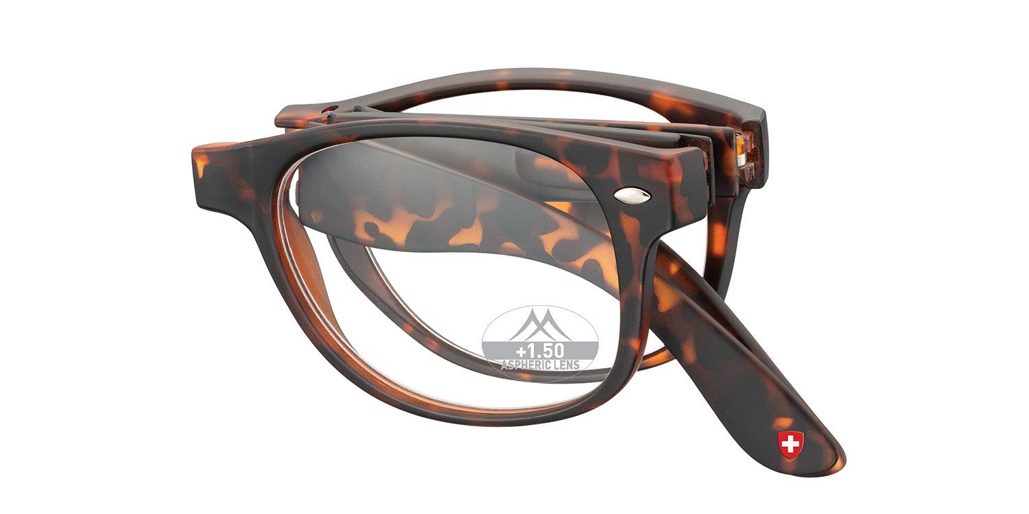 Gefaltete Brille mit braunem Gestell und Gläsern. Auf dem Glas steht "+1.50". Bügel mit "Montana" Schriftzug und Schweizer Kreuz.