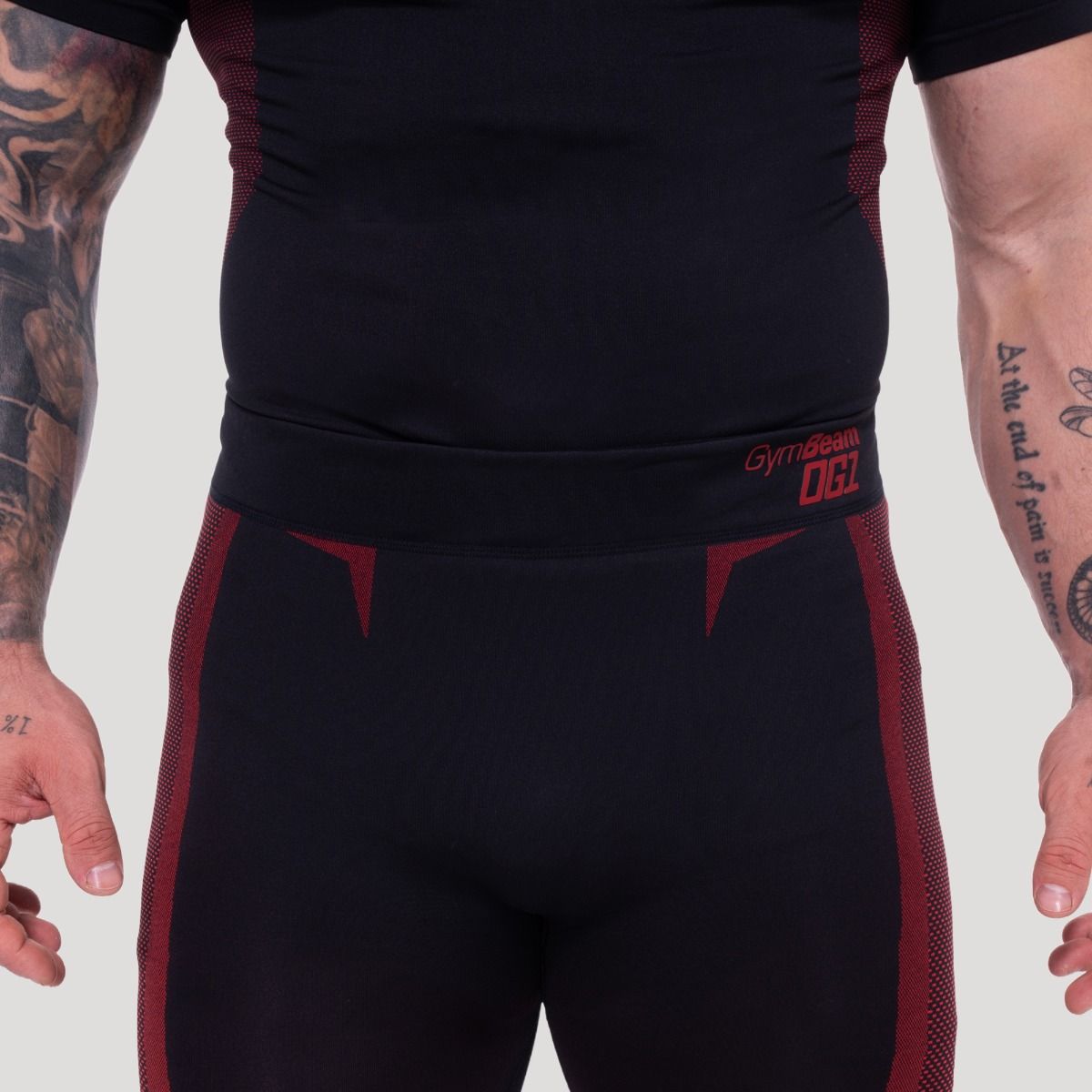 Bund Herren-Leggings, schwarz/rot, nahtlos, mit rotem Logo-Print.