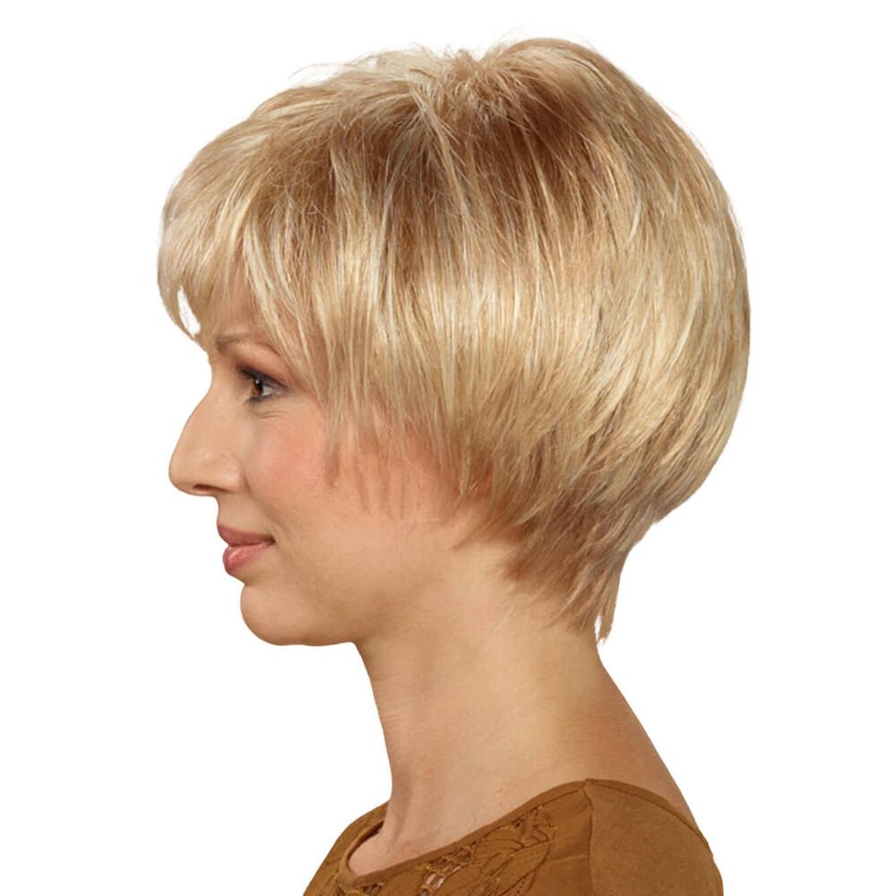 Blonde Kurzhaarperücke mit Pony. Profilansicht einer Frau.