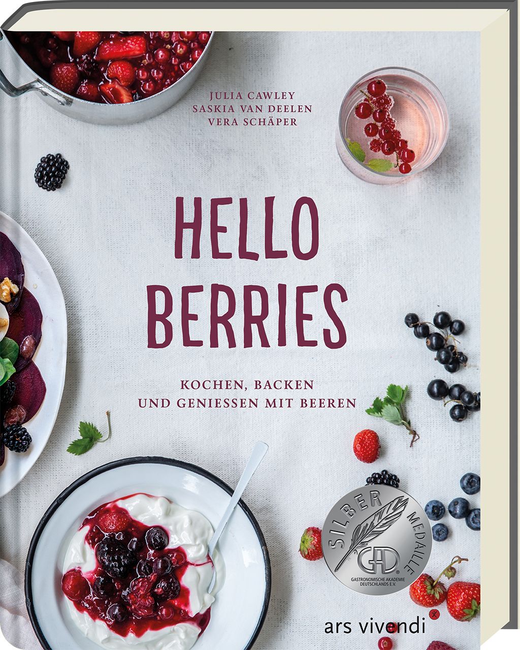 Buchcover mit Titel "HELLO BERRIES". Autorennamen. Silbermedaille. Abgebildet sind Beeren, Joghurt, Getränk.