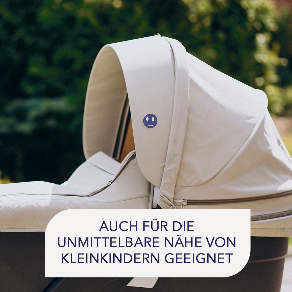 Kinderwagen mit Smiley-Pflaster. Text: Auch für die unmittelbare Nähe von Kleinkindern geeignet.