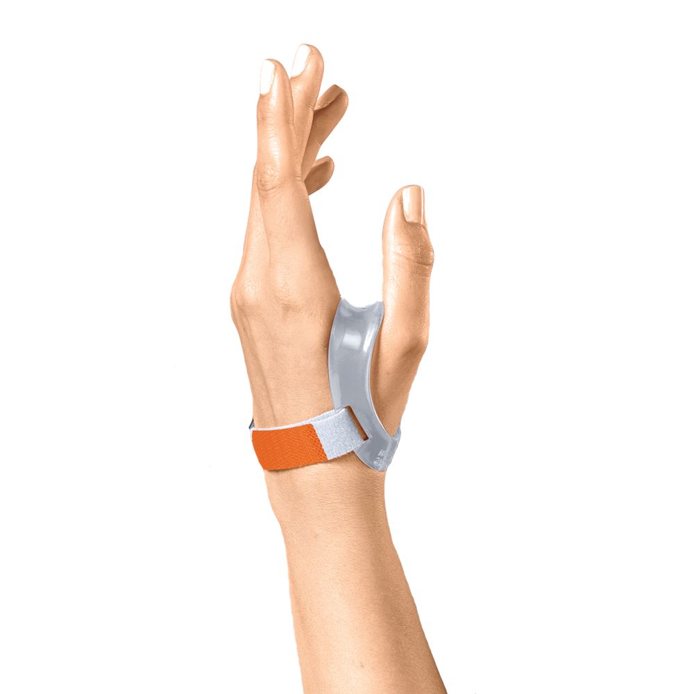 Daumenorthese. Grau-orangefarbenes Band am Handgelenk. Hand mit Daumenorthese, weißer Hintergrund.