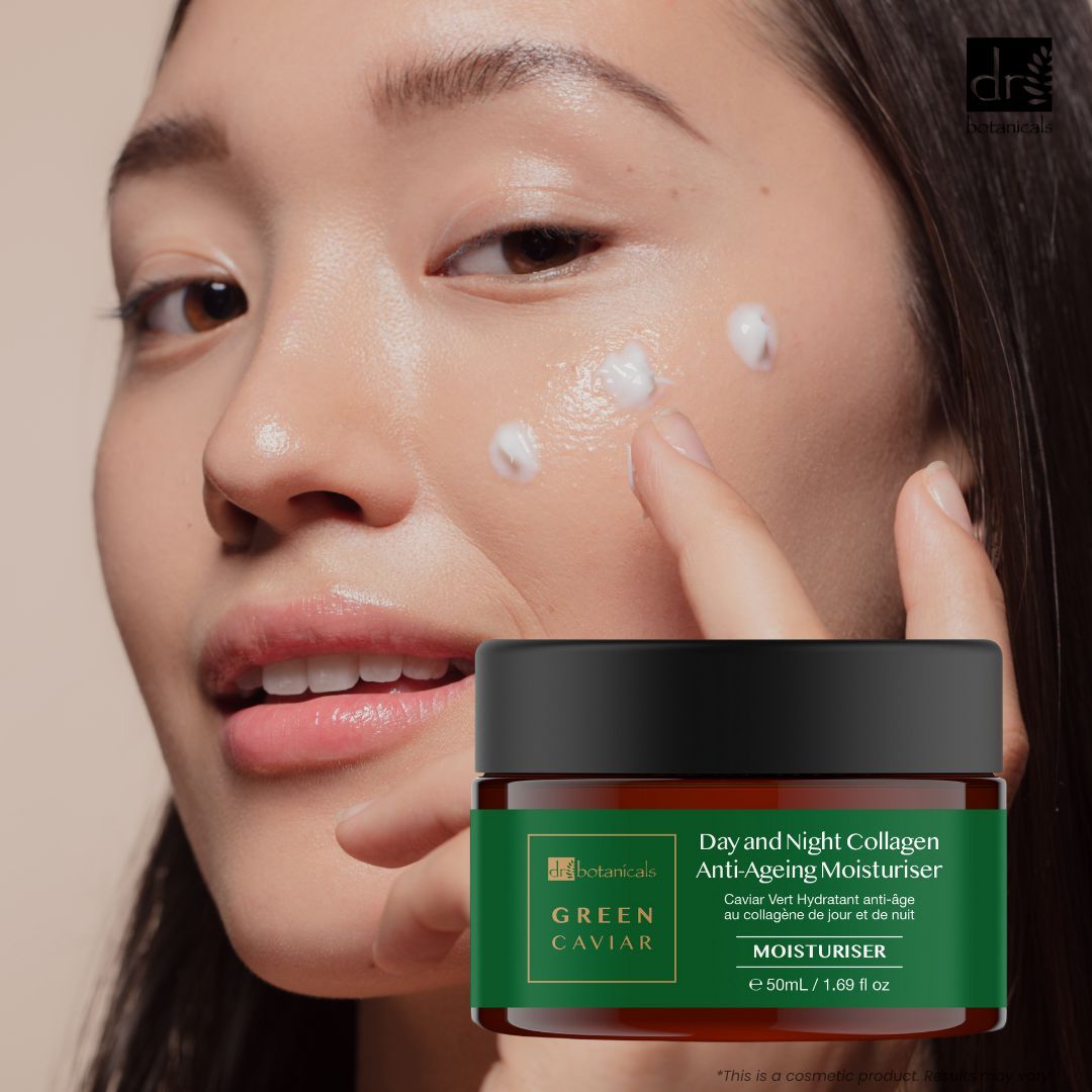 Frau trägt Creme auf ihr Gesicht auf. Produktbehälter ist sichtbar. Produktname und Logo sind auf dem Behälter zu sehen.