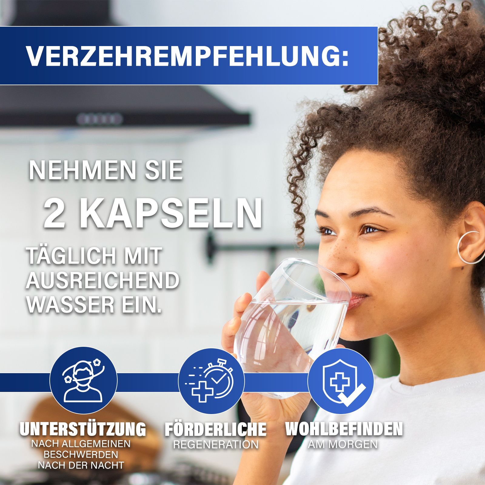 Frau trinkt Wasser. Text: Nehmen Sie 2 Kapseln täglich mit ausreichend Wasser ein. Logos: Unterstützung, Förderung, Wohlbefinden.