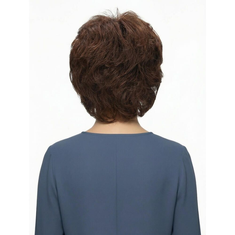 Kurzhaarperücke in Braun. Rückansicht einer Frau mit blauem Oberteil.