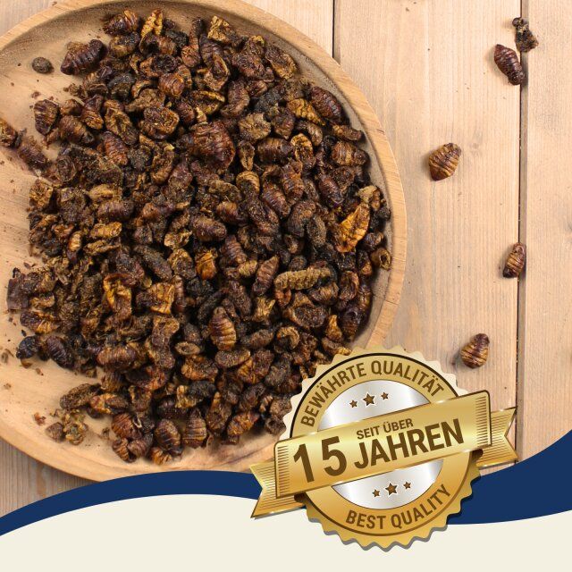 Getrocknete Seidenraupen in einer Holzschale. Banner: Bewährte Qualität, seit über 15 Jahren, Best Quality.