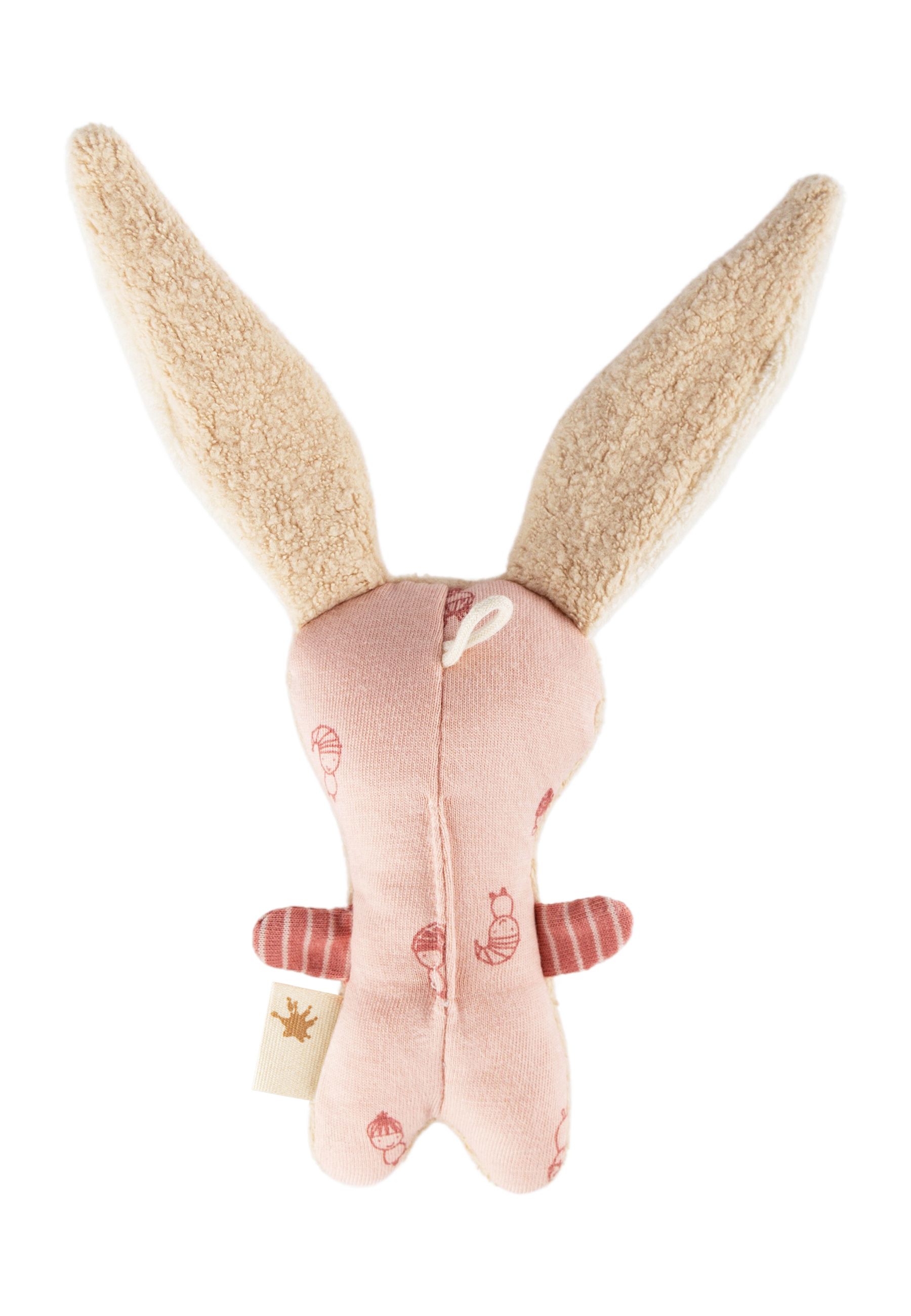 Rückansicht des Stofftier-Greiflings in Hasenform. Rosa Stoff mit kleinen roten Motiven. Mit Aufhängeschlaufe und SIGIKID-Label.