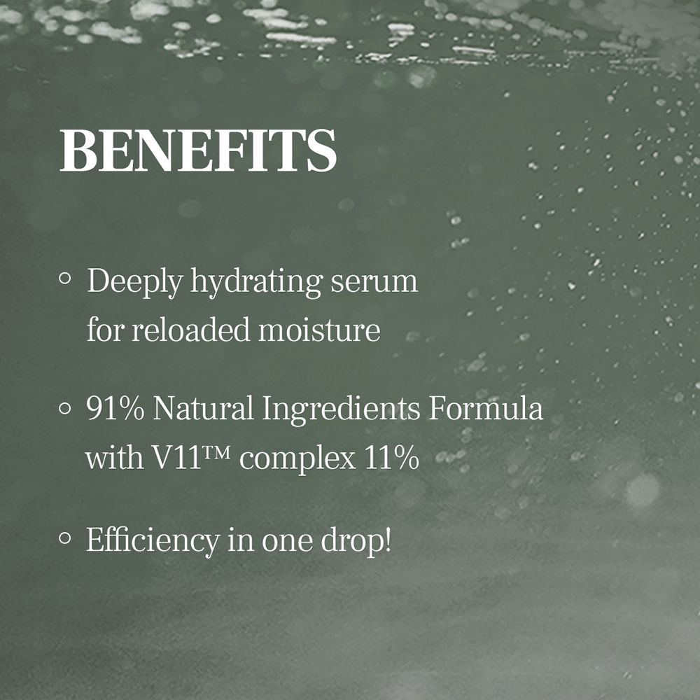 Text auf grünem Hintergrund: BENEFITS. Punkte: Tief feuchtigkeitsspendendes Serum, 91% natürliche Inhaltsstoffe, Effizienz in einem Tropfen!