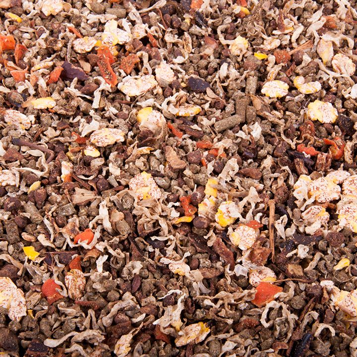 Nahaufnahme von Höveler Reformin Müsli. Verschiedene Zutaten, darunter Flocken und Gemüse, sind sichtbar.