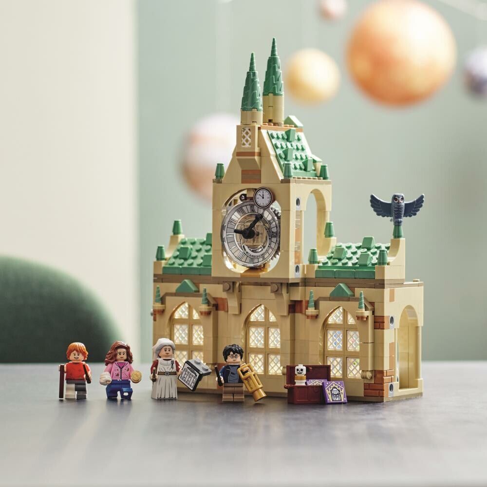 Set LEGO Harry Potter Ala dell'Infermeria di Hogwarts. Il set mostra il modello finito con personaggi e accessori. Il set include l'edificio dell'Ala dell'Infermeria di Hogwarts con orologio, personaggi e accessori. Adatto a bambini dagli 8 anni in su.
