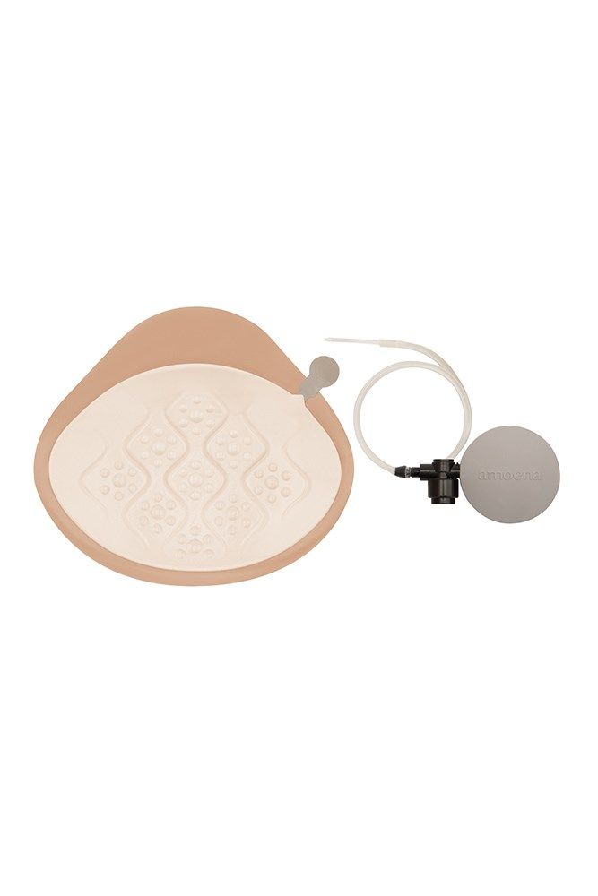 Brustepithese, hautfarben, mit Muster. Mit Ventil, Schlauch und Ball. Rückseite mit Musterung.