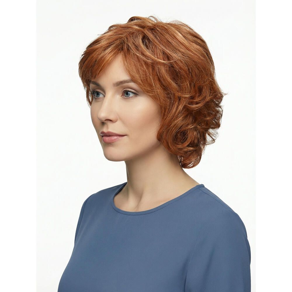 Perücke mit gewelltem, rotbraunem Haar. Die Frau trägt ein blaues Oberteil. Seitenansicht.