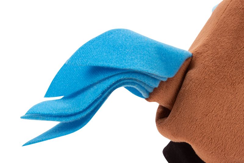 Detailansicht der blauen Schwanzfedern einer Handpuppe Hahn, aus Stoff.