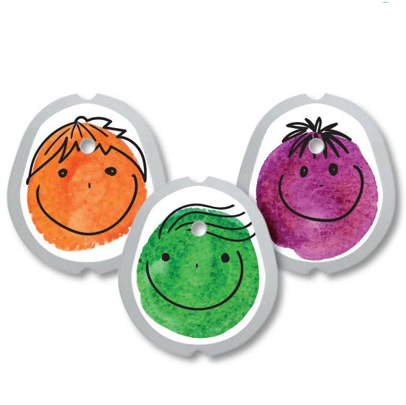 Drei runde Aufkleber mit Gesichtern in Orange, Grün und Lila. Jedes Gesicht hat schwarze Konturen und ein Loch.