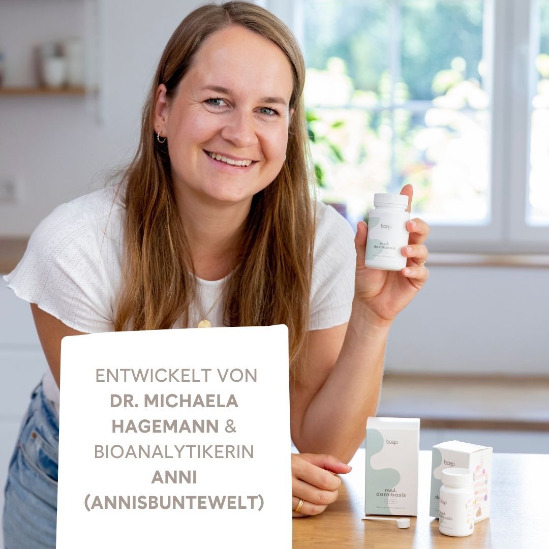 Frau hält boep med darmbasis Kapseln Dosen. Entwickelt von Dr. Michaela Hagemann.