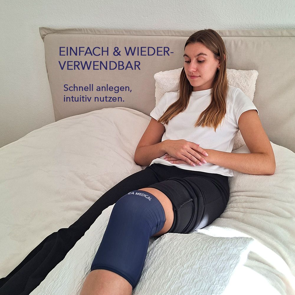 Person mit blauem Kühlmanschette am Bein. Text: IEA MEDICAL.