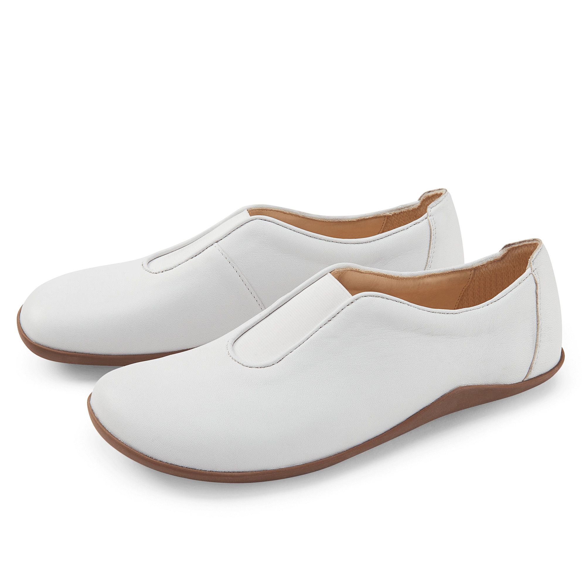 Zwei weiße Damen-Slipper aus Leder mit brauner Sohle, von vorne.