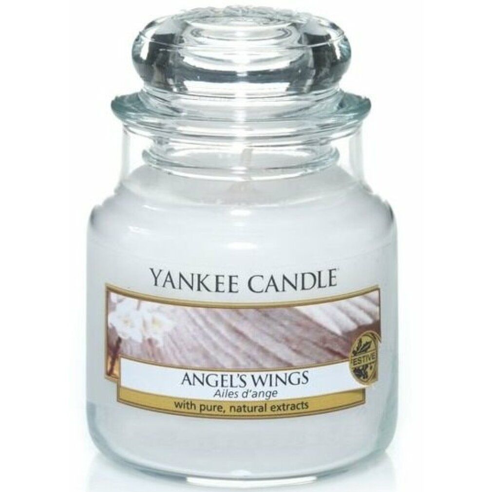 Glasbehälter mit weißer Kerze und Deckel. Aufschrift: Yankee Candle, Angel's Wings. Mit Zertifizierung.