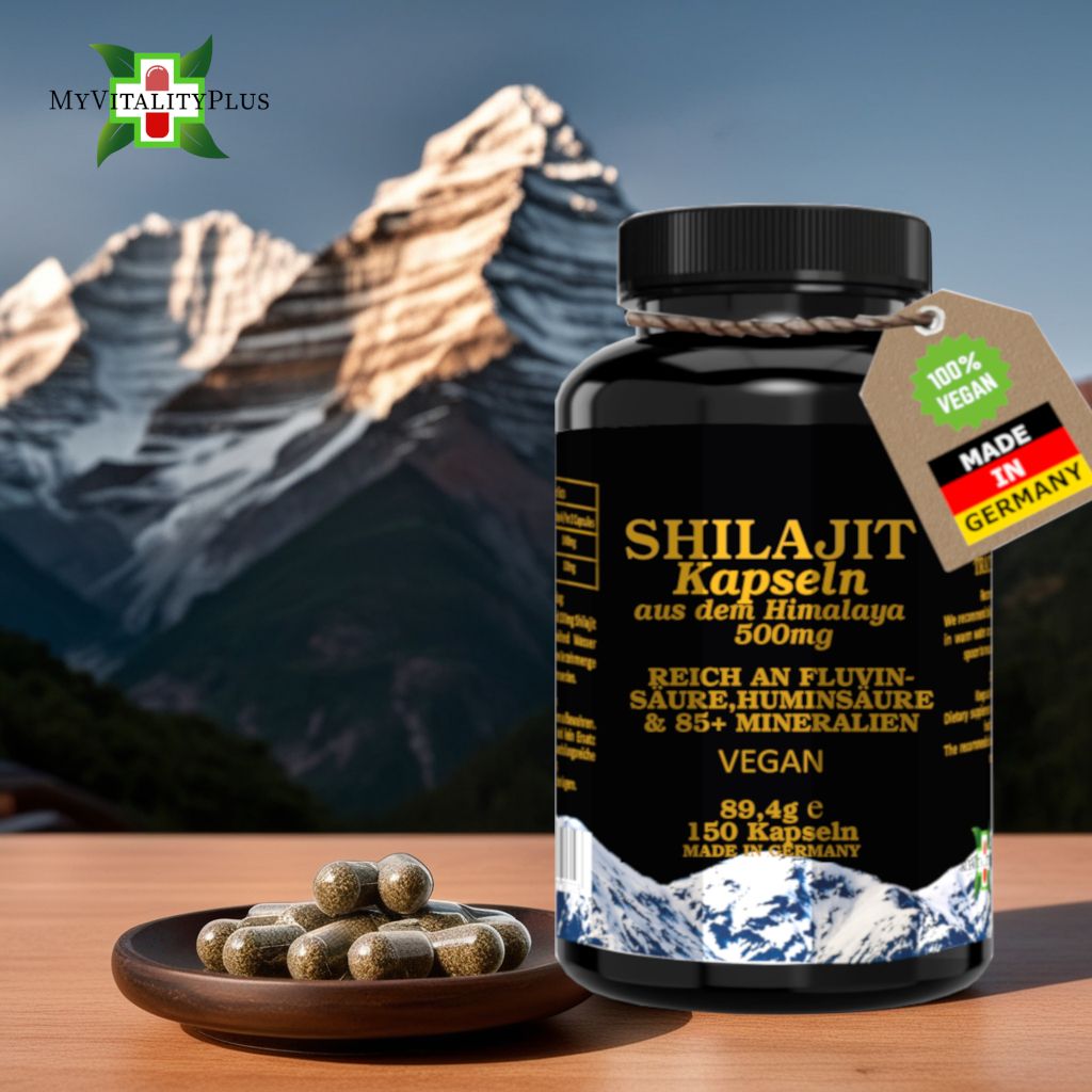 Flasche Shilajit Kapseln mit Etikett 'Made in Germany'. Daneben Holzschale mit Kapseln. Hintergrund: Berglandschaft.