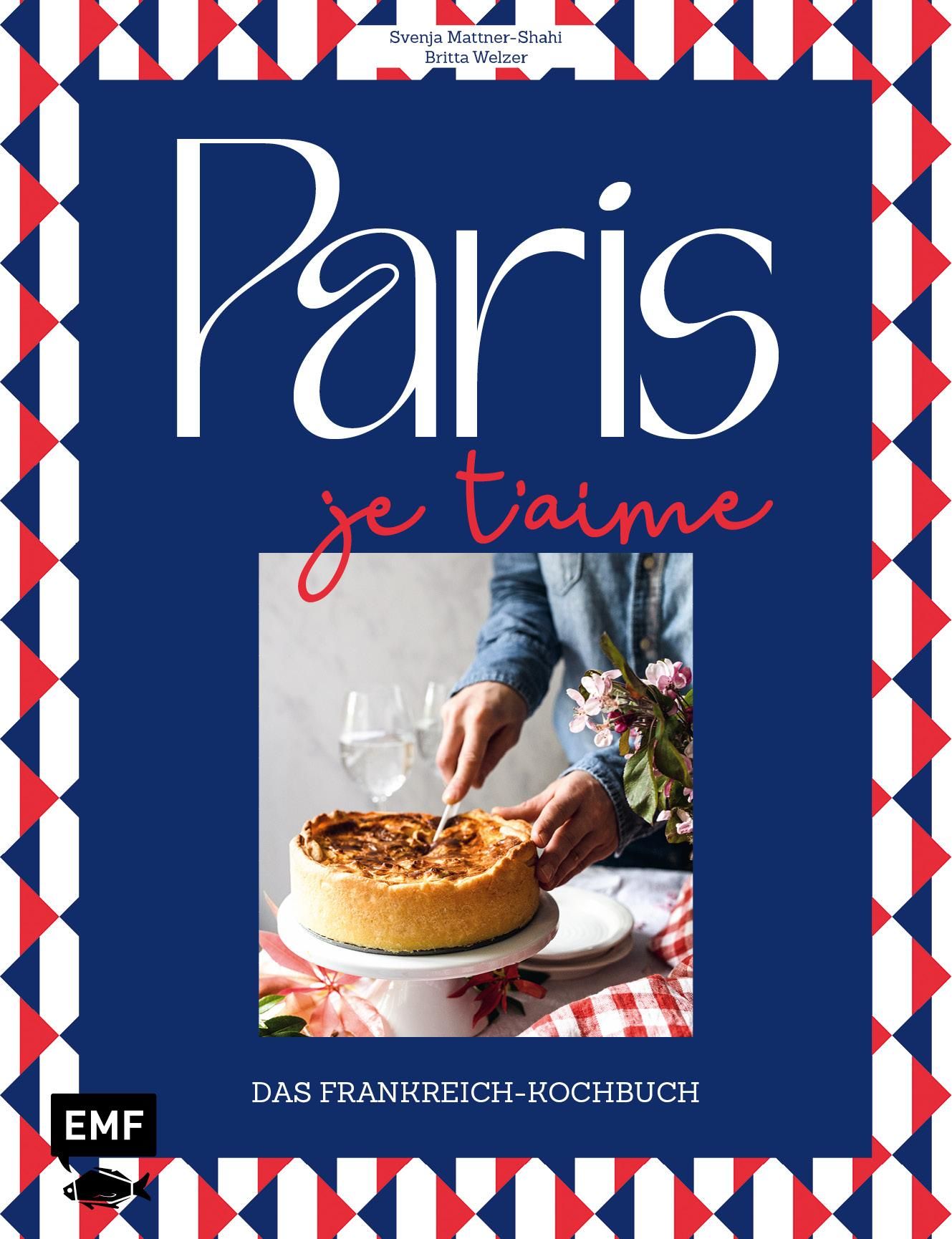 Kochbuch "Paris je t'aime". Blauer Einband mit Titel in Weiß und Rot. Abgebildet ist ein Kuchen auf einem weißen Ständer.