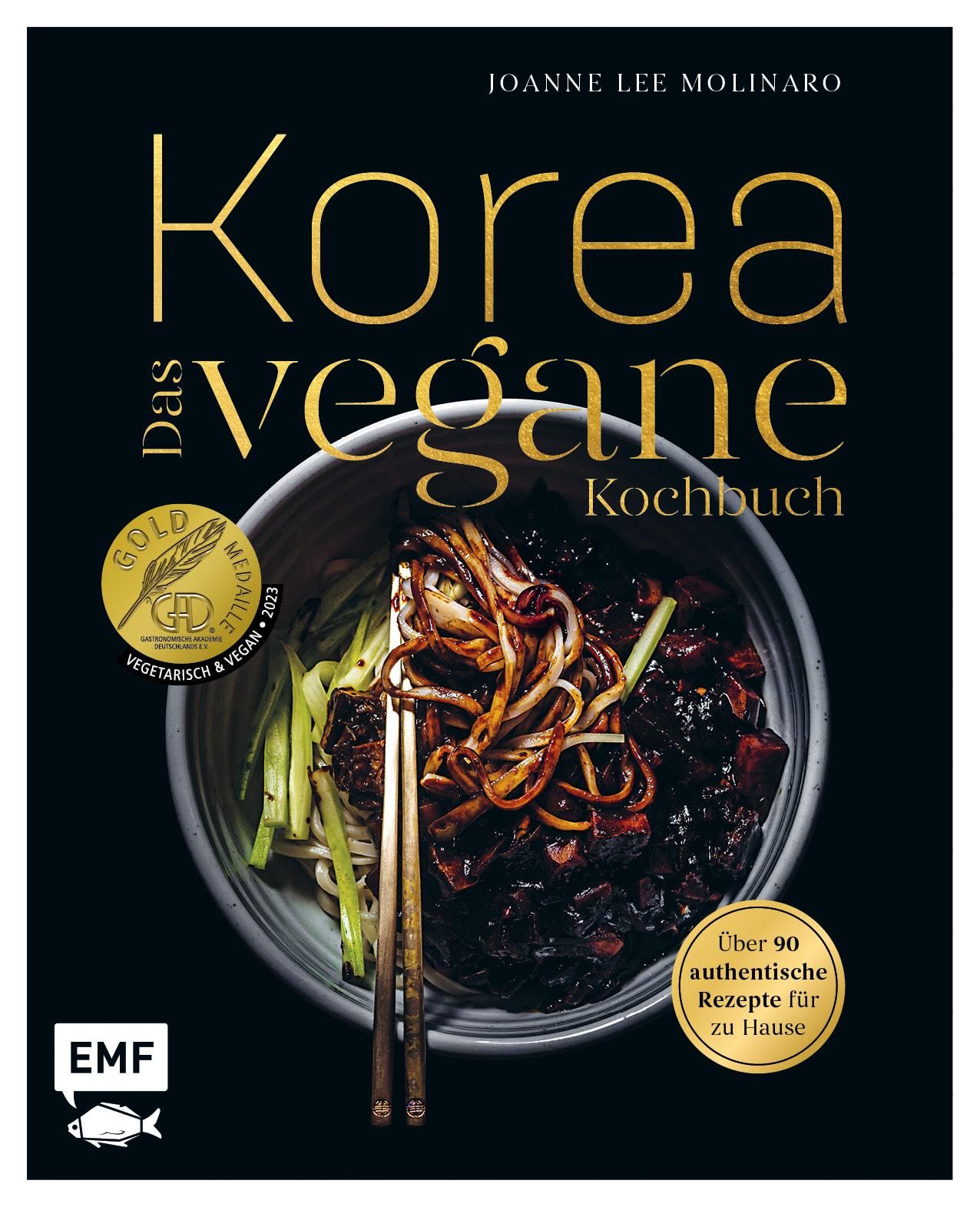 Kochbuch mit dem Titel „Korea – Das vegane Kochbuch“. Goldene Schrift auf schwarzem Hintergrund. Abgebildet ist ein koreanisches Gericht.