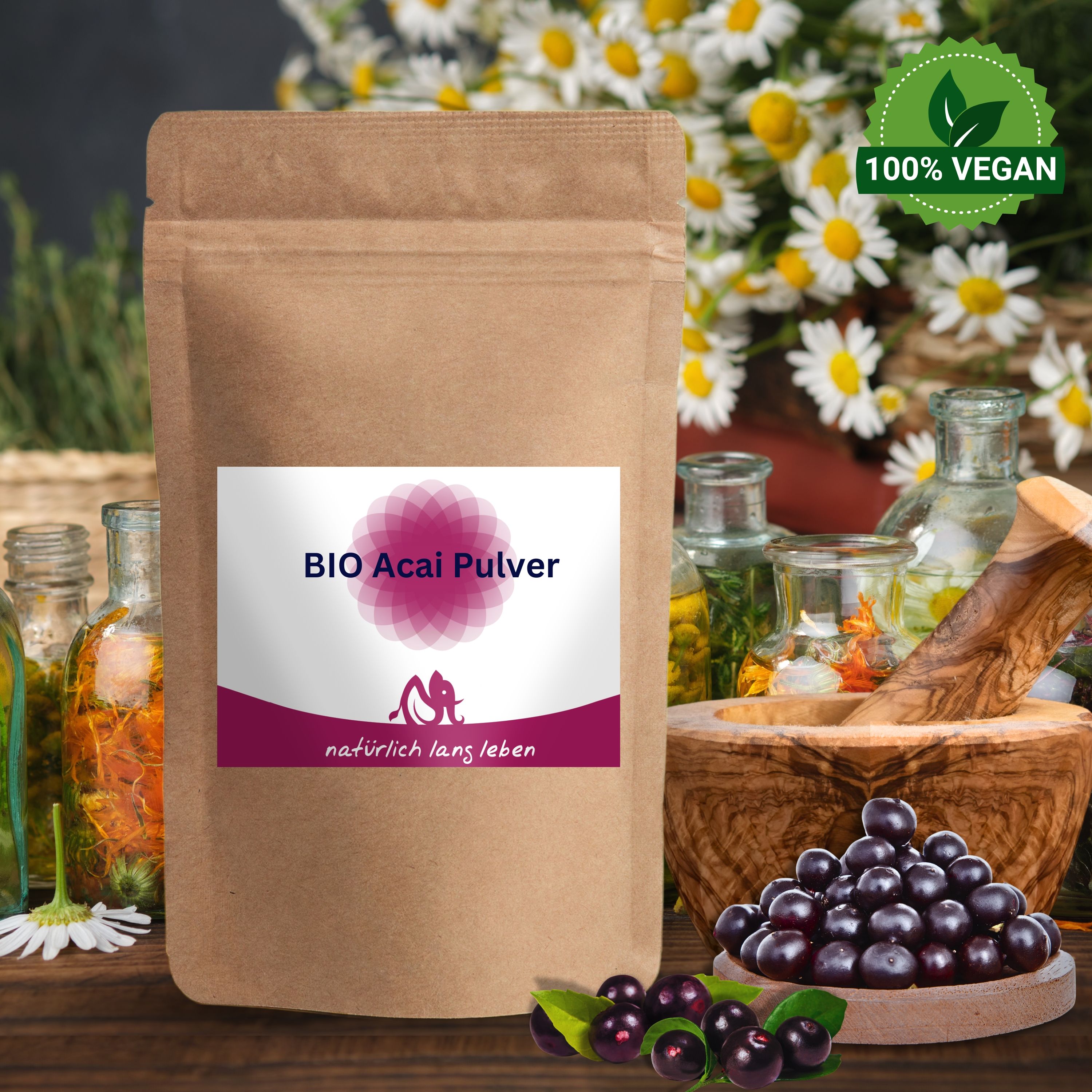 Beutel mit Etikett, daneben Acai-Beeren, Kräuter und Utensilien. Aufschrift: BIO Acai Pulver, 100% vegan.