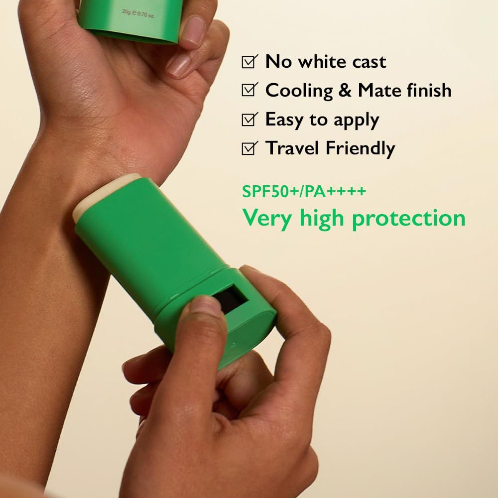 Person zeigt, wie man den Sonnenschutz-Stick auf die Haut aufträgt. Text: No white cast, Cooling & Mate finish, Easy to apply, Travel Friendly.