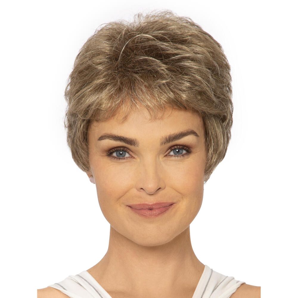 Kurzhaarperücke in Blondtönen. Frontale Ansicht einer Frau, die die Perücke trägt. Die Perücke hat einen Pony.
