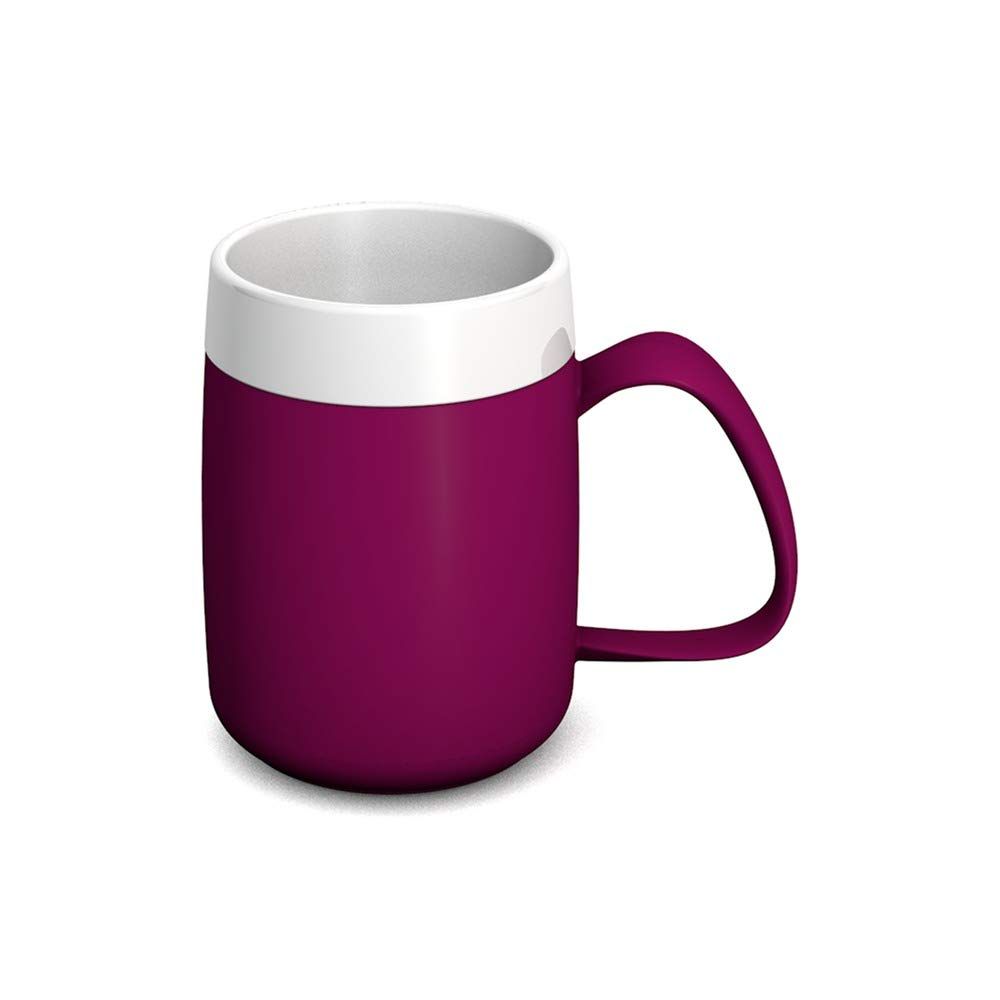 Becher mit großem Henkel, bordeauxfarben, weißer Rand, isoliert.