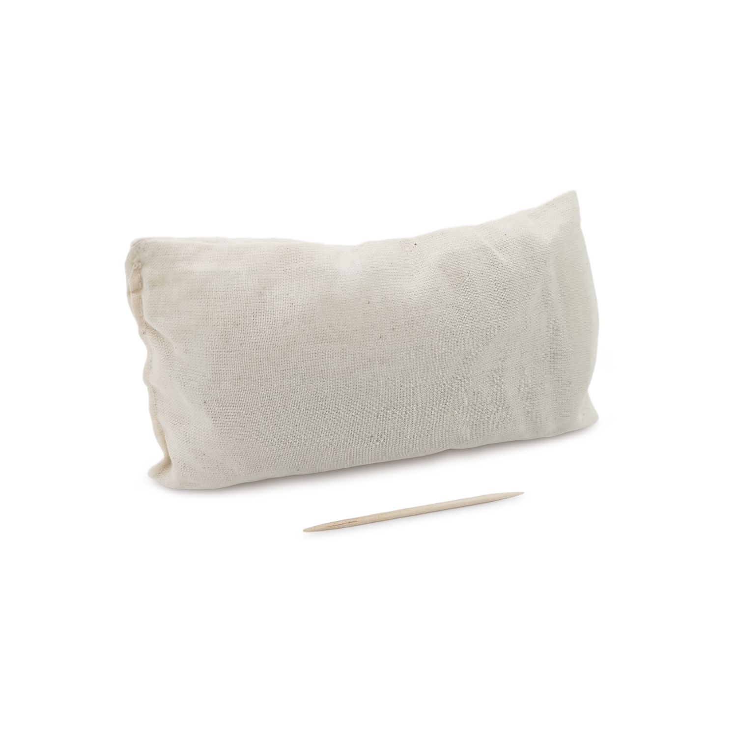 Beige Stoffkissen mit Holzstäbchen. Kissen rechteckig, Stoffbeutel-Optik. Stäbchen liegt daneben.