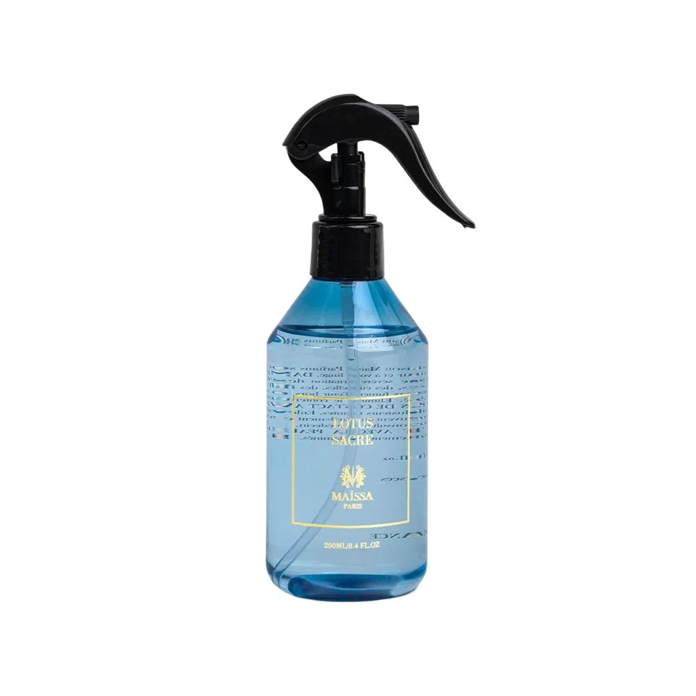 Blaue Sprühflasche mit schwarzem Sprühkopf. Aufschrift: Maison Maïssa, Lotus Sacré. Klarer Hintergrund.