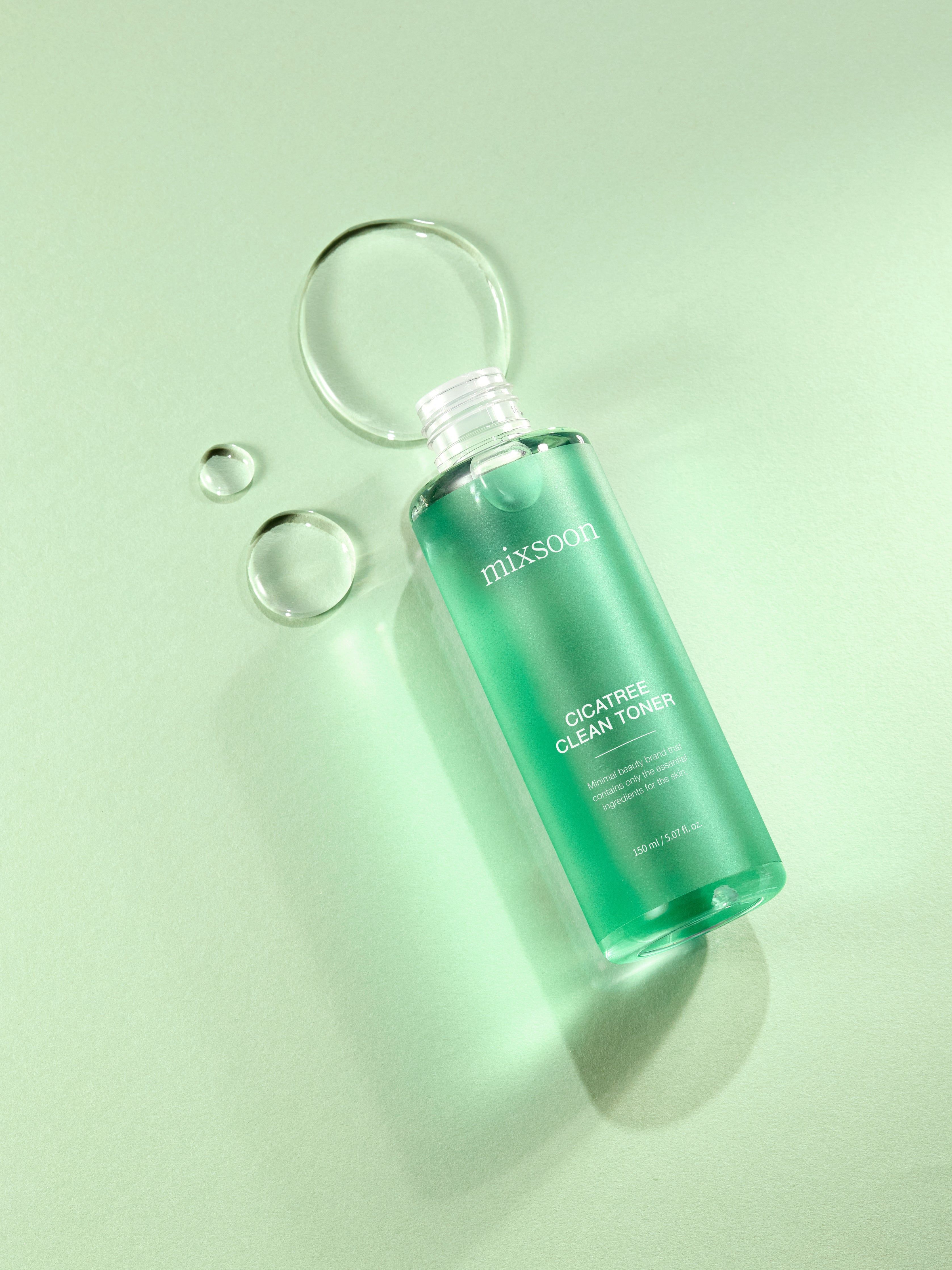 Grüne Flasche mit geöffnetem Deckel und Wassertropfen. Aufschrift: mixsoon, Cicatree Clean Toner. Hintergrund: hellgrün.