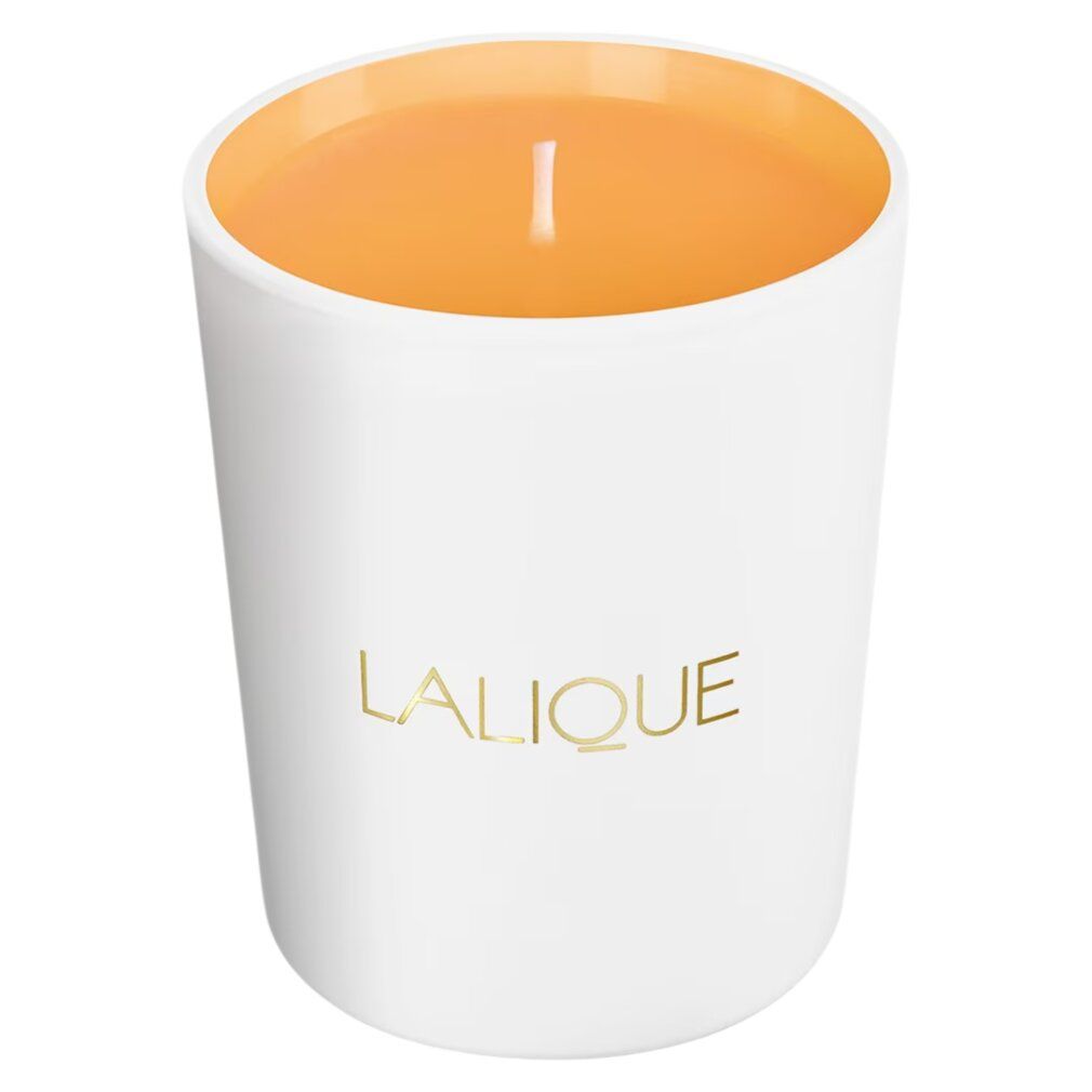 Weiße Kerze mit gelbem Wachs und Docht. Goldfarbener Schriftzug: LALIQUE.