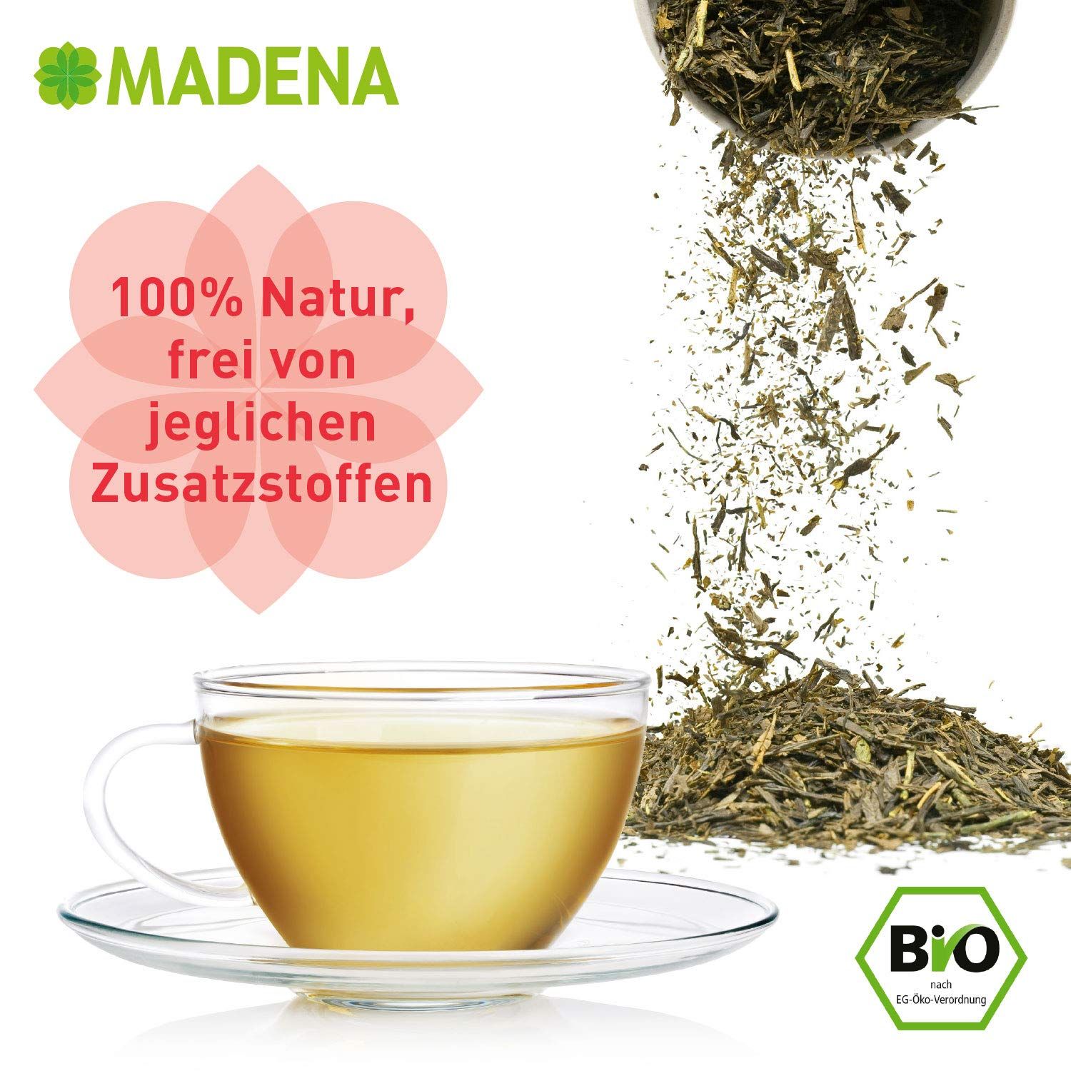 Glas-Teetasse mit Untertasse, gefüllt mit gelbem Tee. Getrocknete Teeblätter werden in die Tasse gegossen. Bio-Siegel.