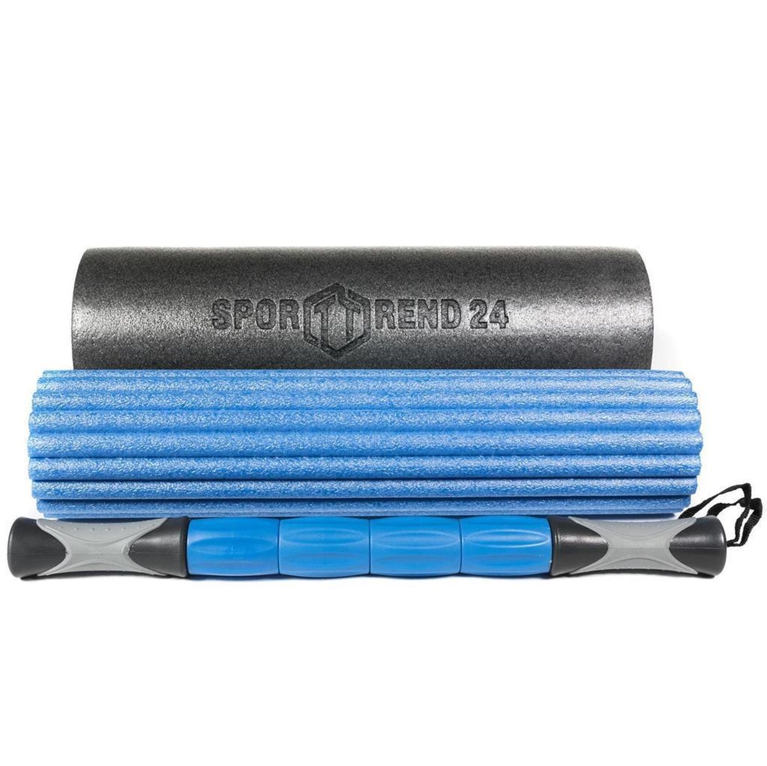 Graue Faszienrolle, blaue geriffelte Rolle und Massage-Stick. Alle mit Logo. Weißer Hintergrund.