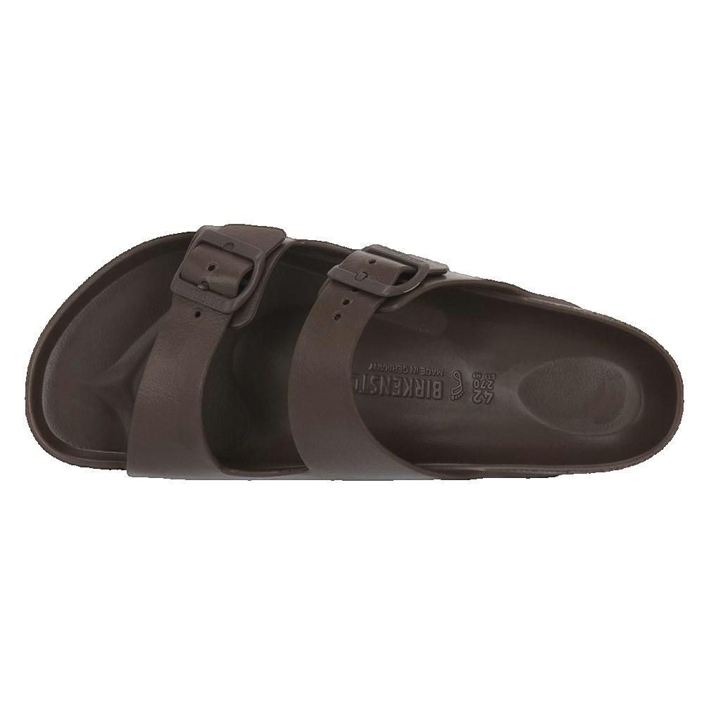Vista dall'alto di sandali marroni con due cinturini e fibbie. Birkenstock.