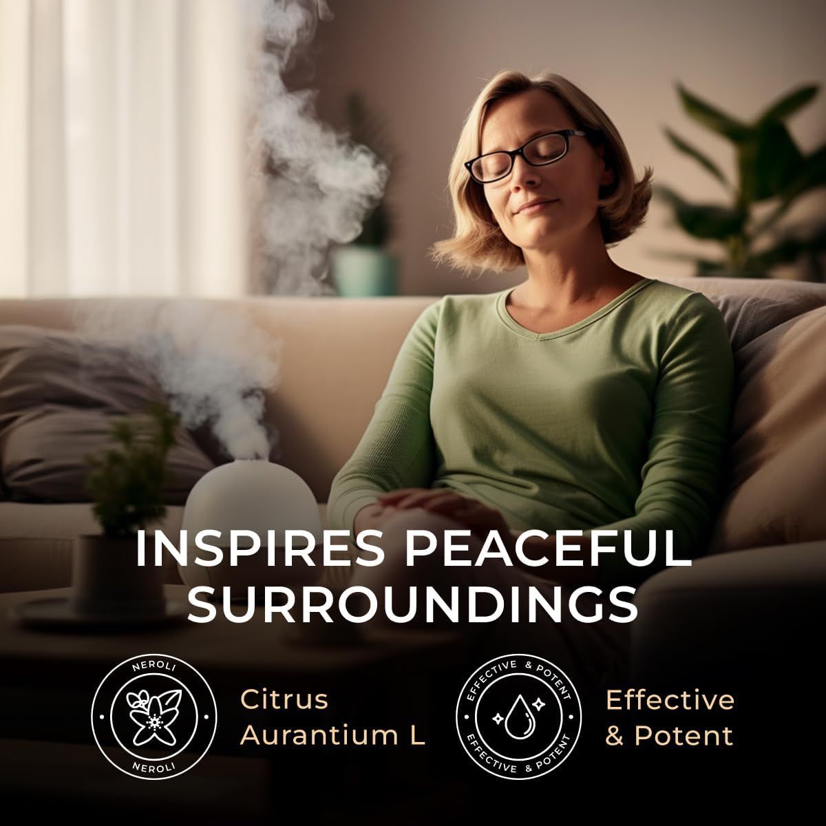 Frau sitzt auf Sofa, Augen geschlossen. Nebel aus einem weißen Diffusor. Text: Inspiriert friedliche Umgebung. Neroli-Logo, Citrus Aurantium L.