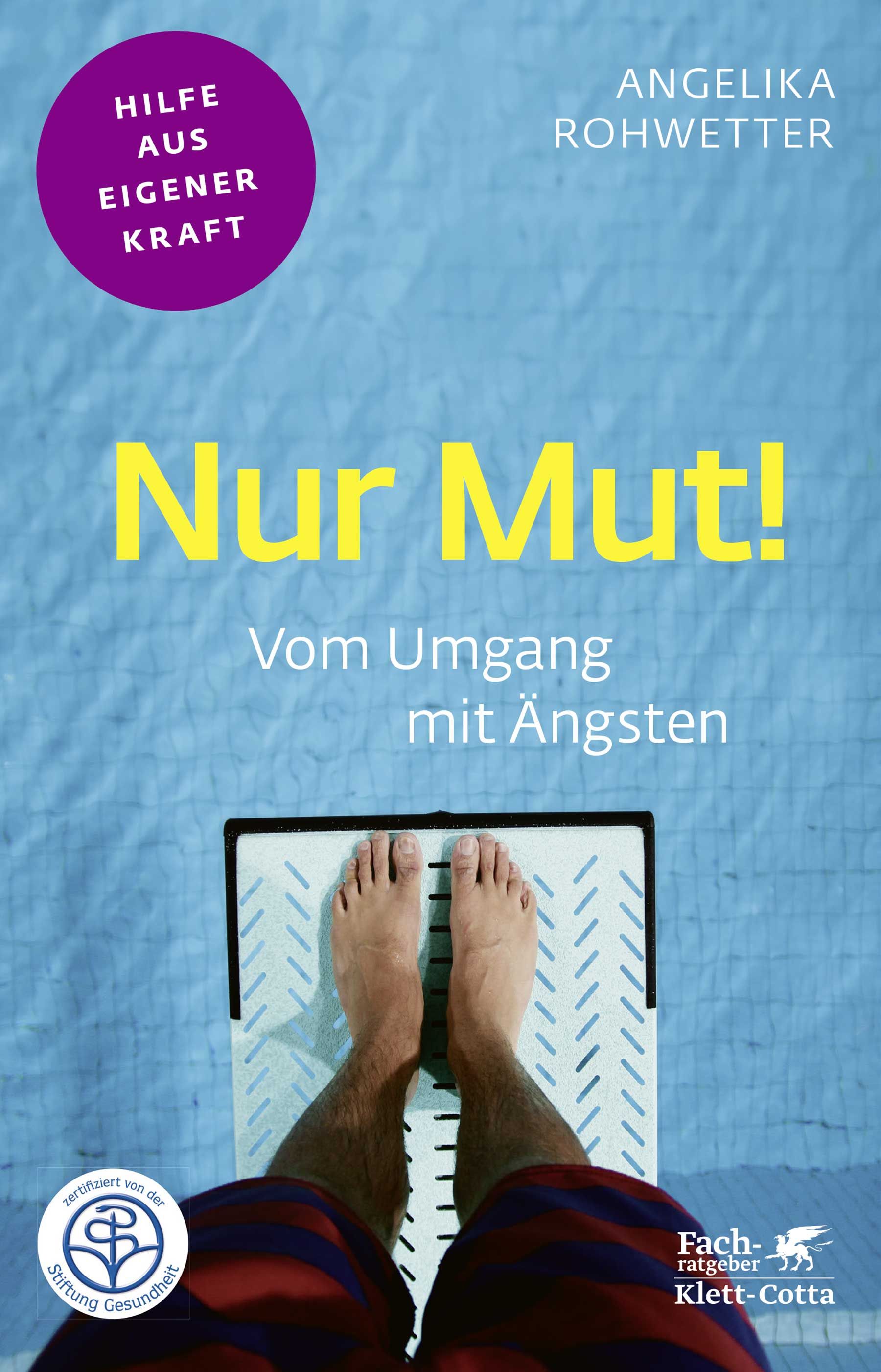 Buchcover mit Titel "Nur Mut!" und Autorin. Füße auf einem Sprungbrett, Wasser im Hintergrund. Logo der Stiftung Gesundheit.