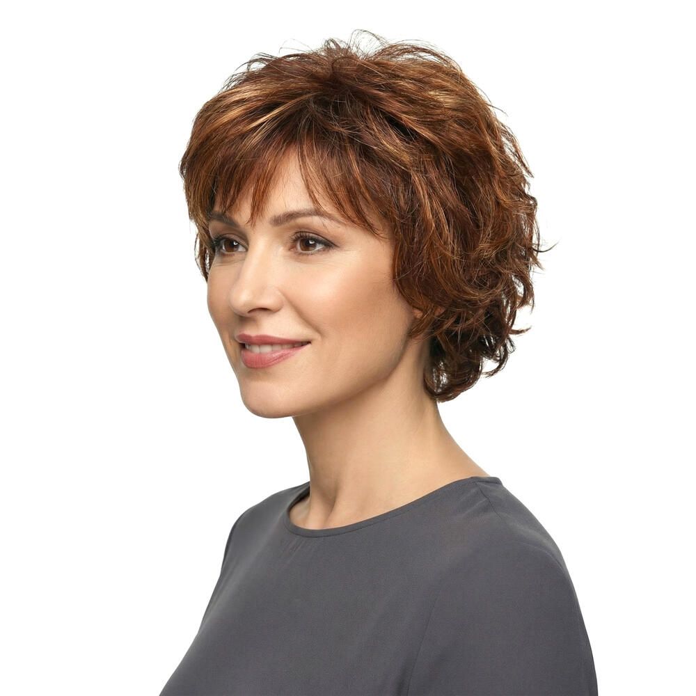 Kurzhaarperücke mit gewelltem Haar in Braun- und Blondtönen. Seitenansicht einer Frau mit grauem Oberteil.