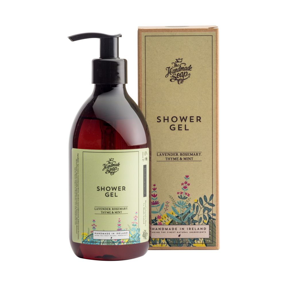 Braune Duschgel-Flasche mit schwarzem Spender und Karton. Aufschrift: Shower Gel, Lavendel Rosmarin Thymian & Minze. Handmade in Ireland.