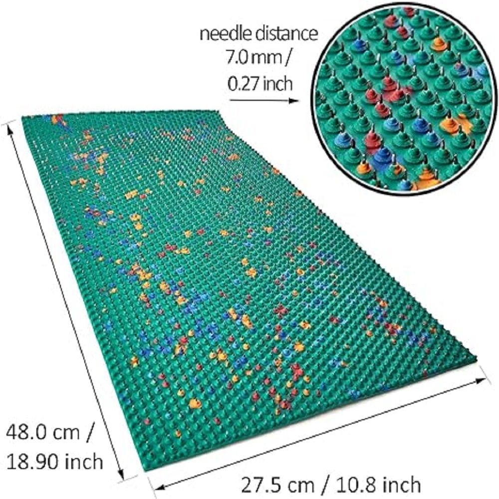 Grüne Akupunkturmatte mit farbigen Noppen. Maße: 48,0 x 27,5 cm. Detailansicht der Nadeln mit 7,0 mm Abstand.
