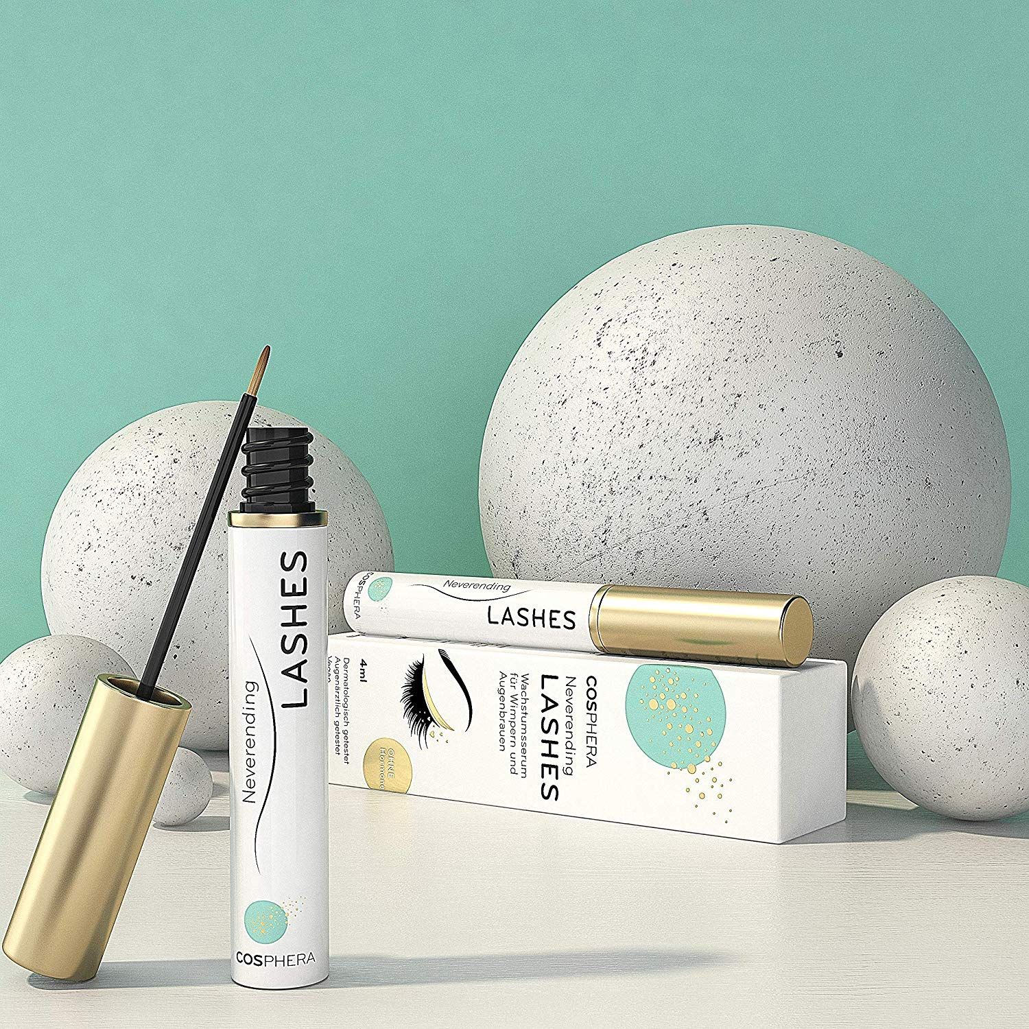 Cosphera Neverending Lashes Wimpernserum mit geöffnetem Applikator, daneben Tube und Umverpackung.