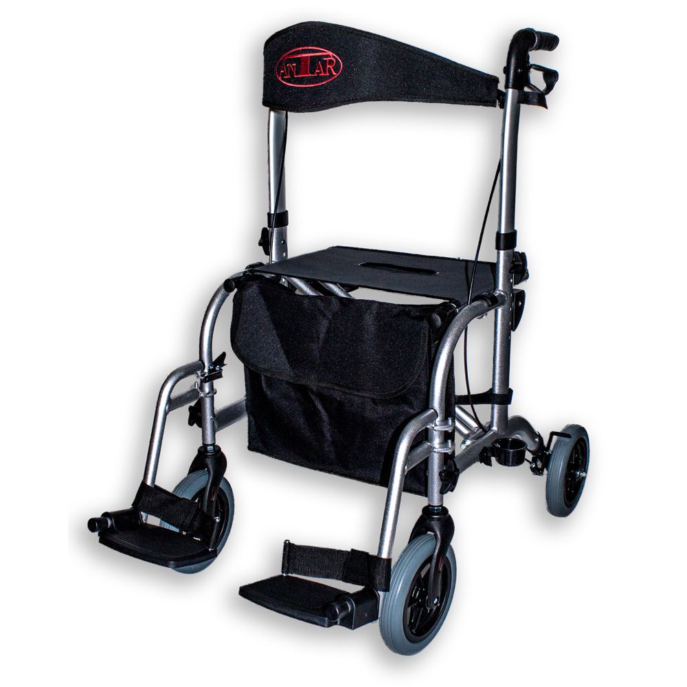 Rollator mit schwarzem Sitz, Rückenlehne mit rotem Schriftzug, und Tasche. Silberfarbener Rahmen, vier Räder. Fußstützen vorhanden.