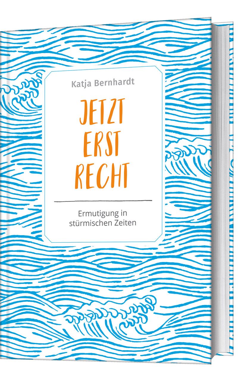 Buch mit blauem Wellenmuster. Titel: JETZT ERST RECHT. Autor: Katja Bernhardt. Untertitel: Ermutigung in stürmischen Zeiten.