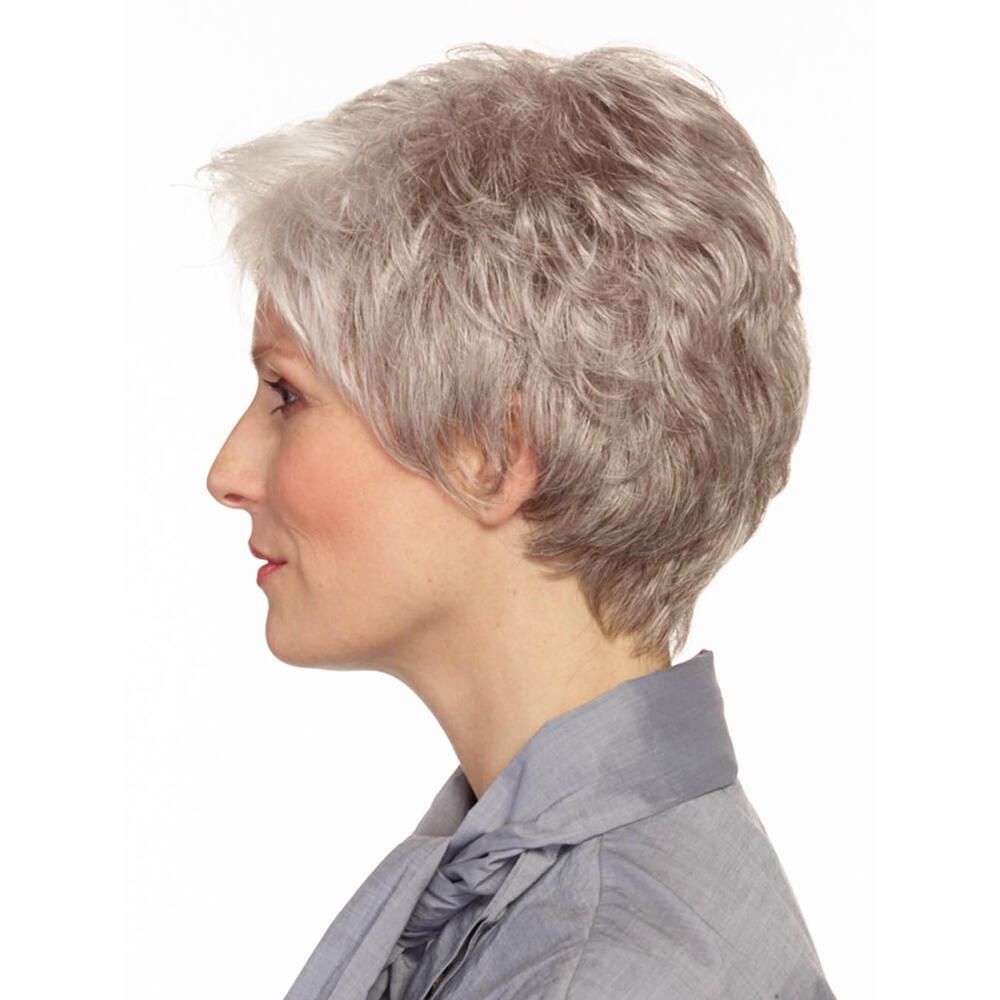 Kurzhaarperücke, graues Haar. Seitenansicht einer Frau mit grauem Oberteil.