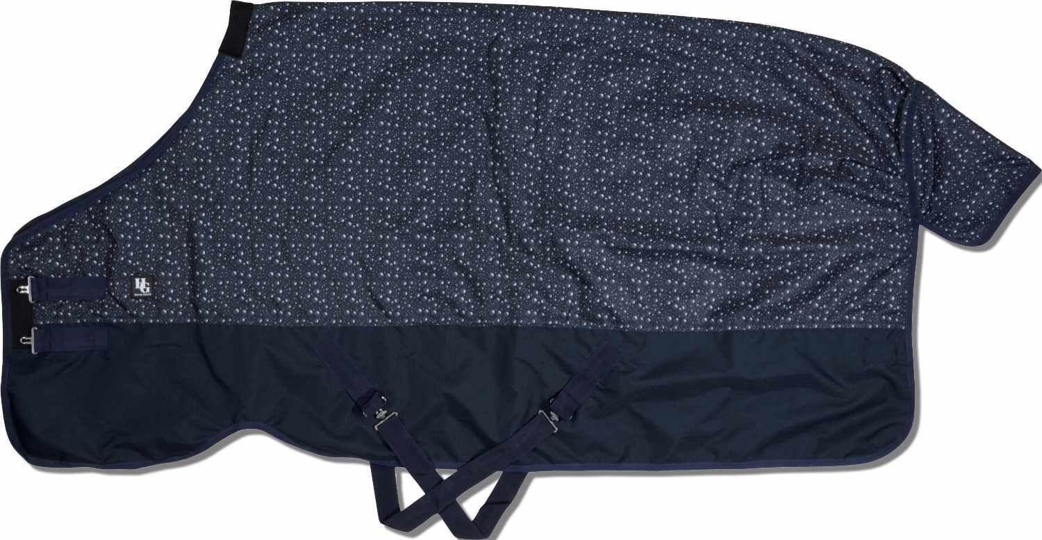 Pferdedecke, dunkelblau mit Muster, flach ausgebreitet. Mit Befestigungen und Logo.