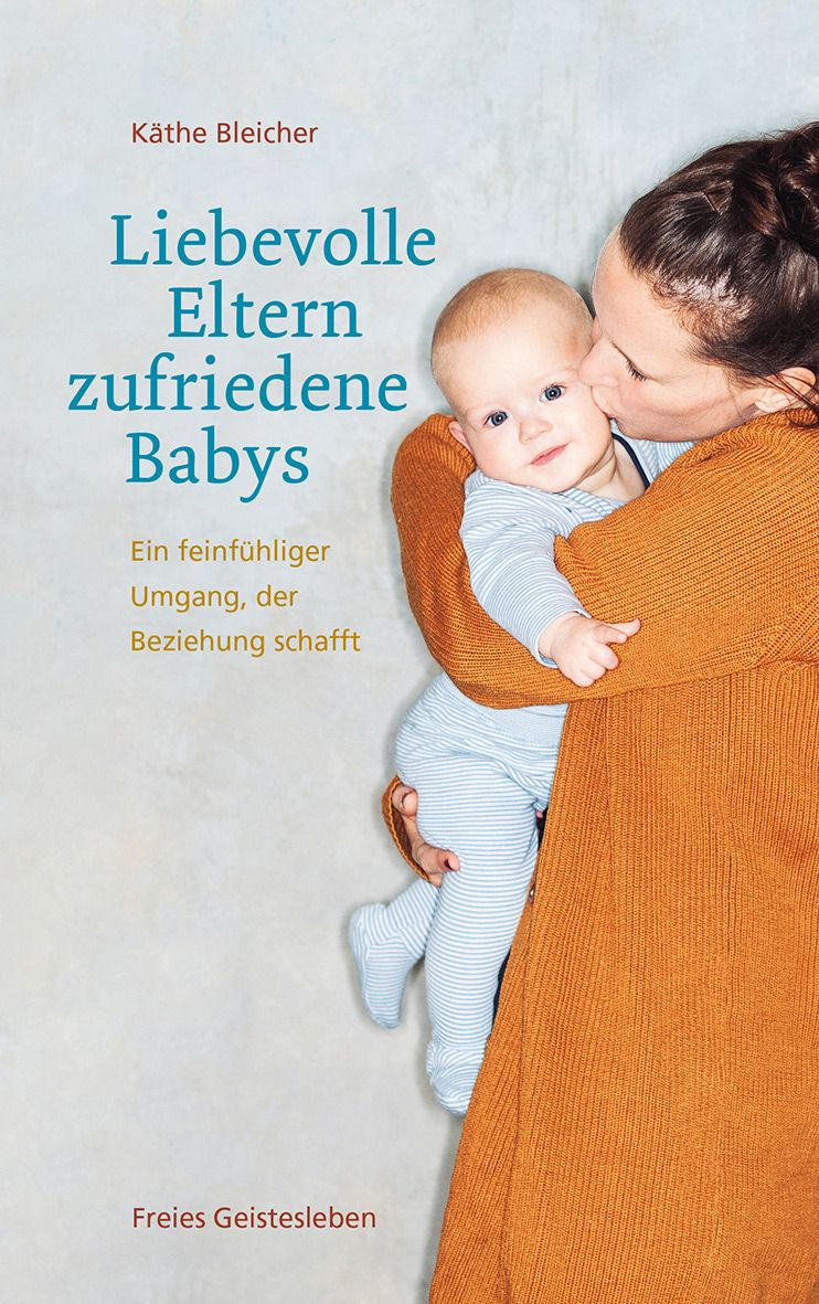 Buchcover mit Titel: Liebevolle Eltern - zufriedene Babys. Eine Frau umarmt ein Baby. Autor: Käthe Bleicher. Verlag: Freies Geistesleben.