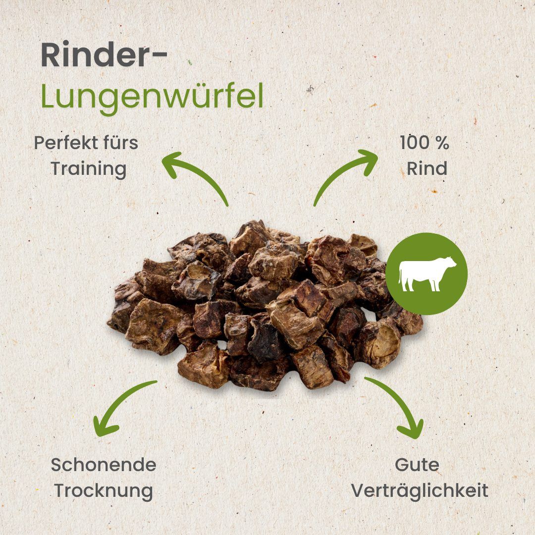 Hundefutter-Leckerlis: Rinderlunge, ein Hund wird trainiert. Kleine, dunkle, getrocknete Stücke.