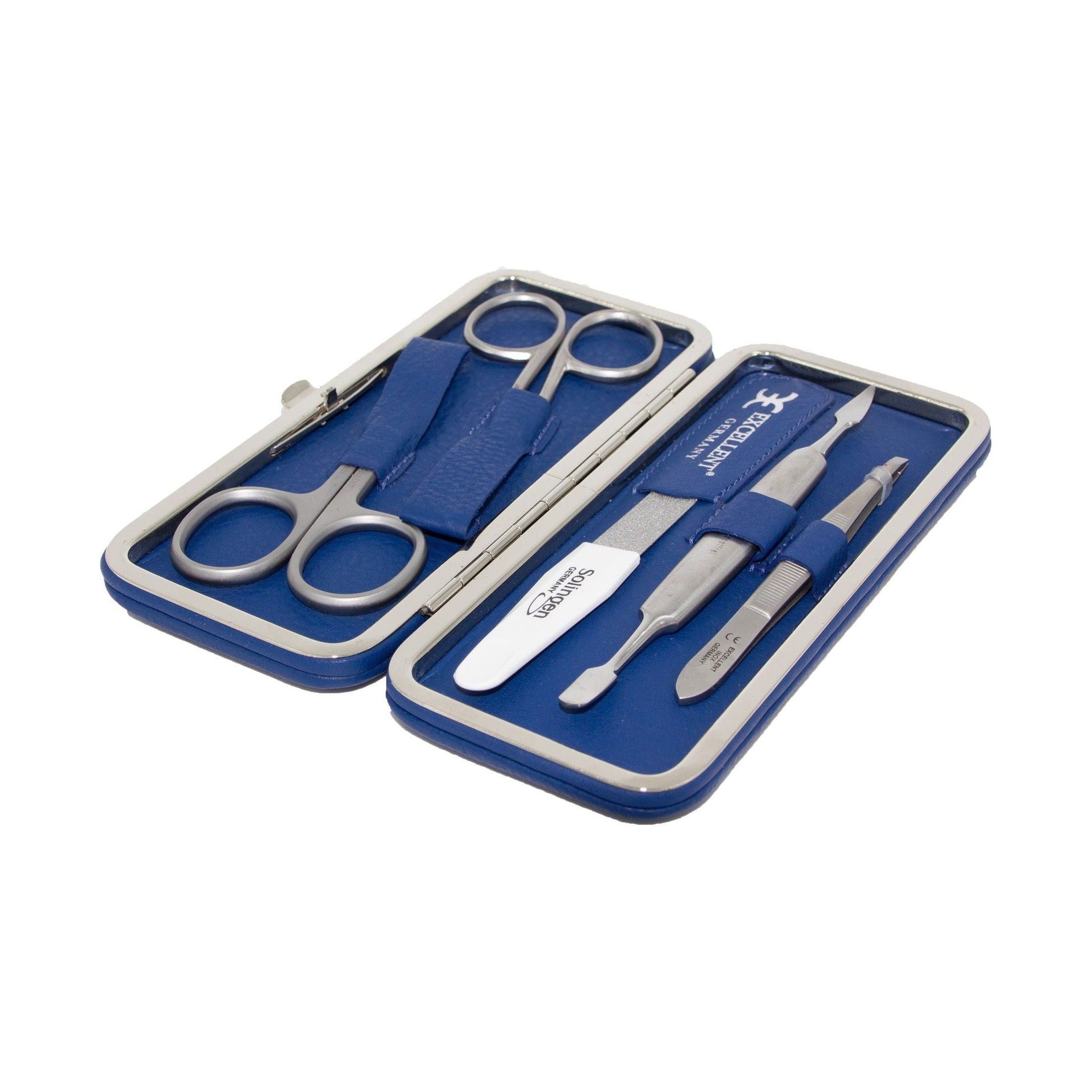 Geöffnetes Maniküre-Etui aus blauem Kunstleder. Enthält Schere, Feile, und weitere Werkzeuge. Marke: EXCELLENT GERMANY. Blickwinkel: schräg.